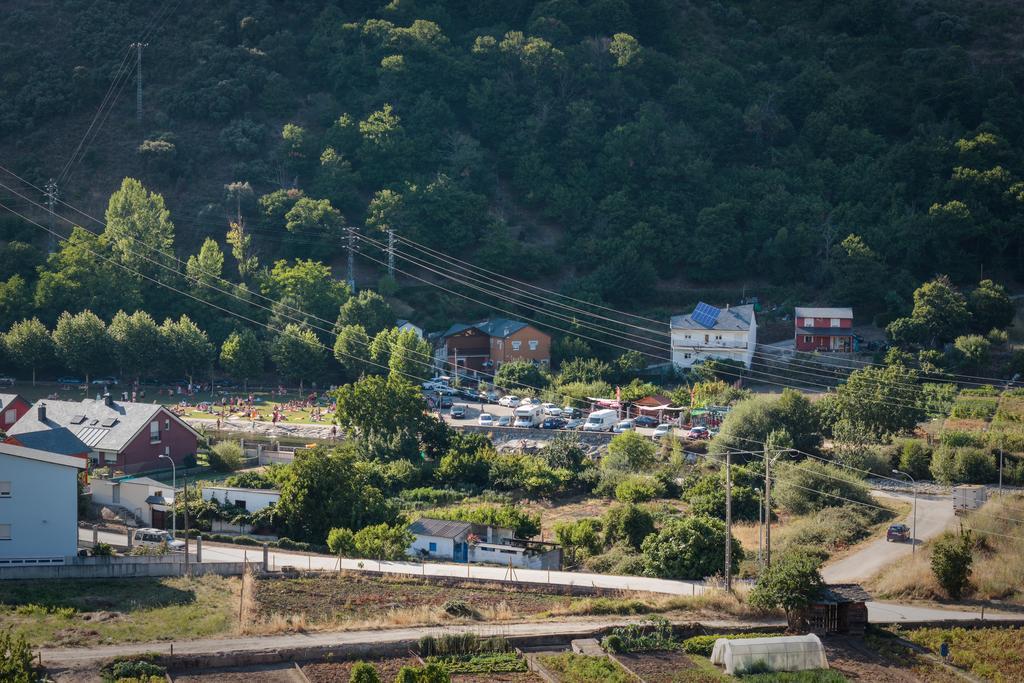 Hostal Tres Campanas فيلافرانكا ديل بيرزو المظهر الخارجي الصورة